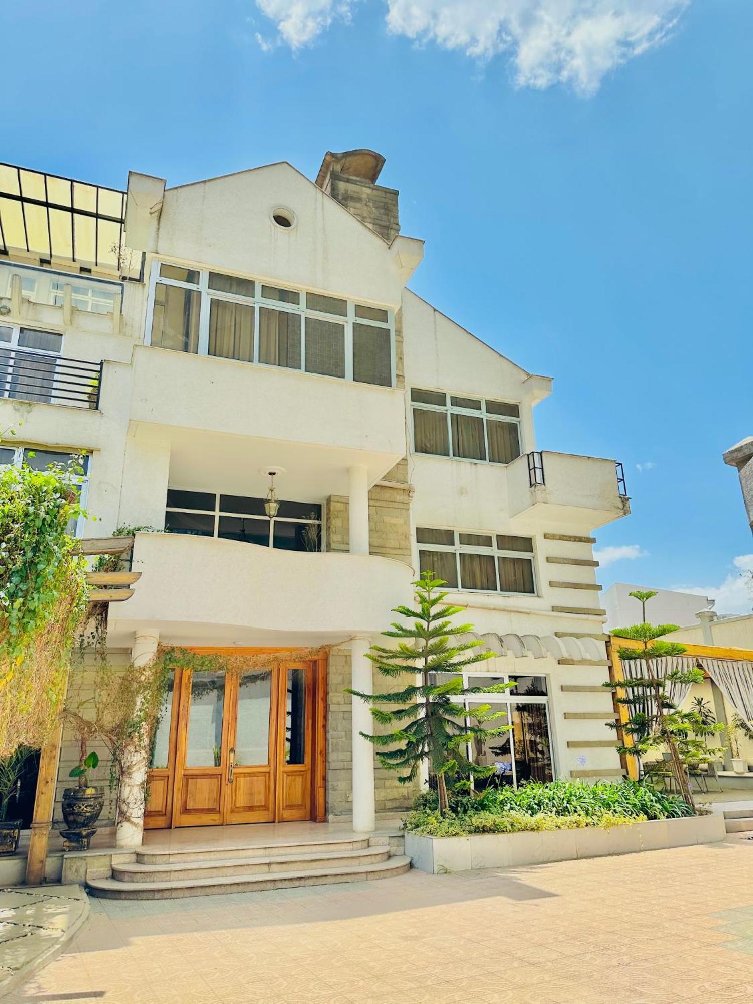 Social House Bed & Breakfast Addis Ababa Bagian luar foto