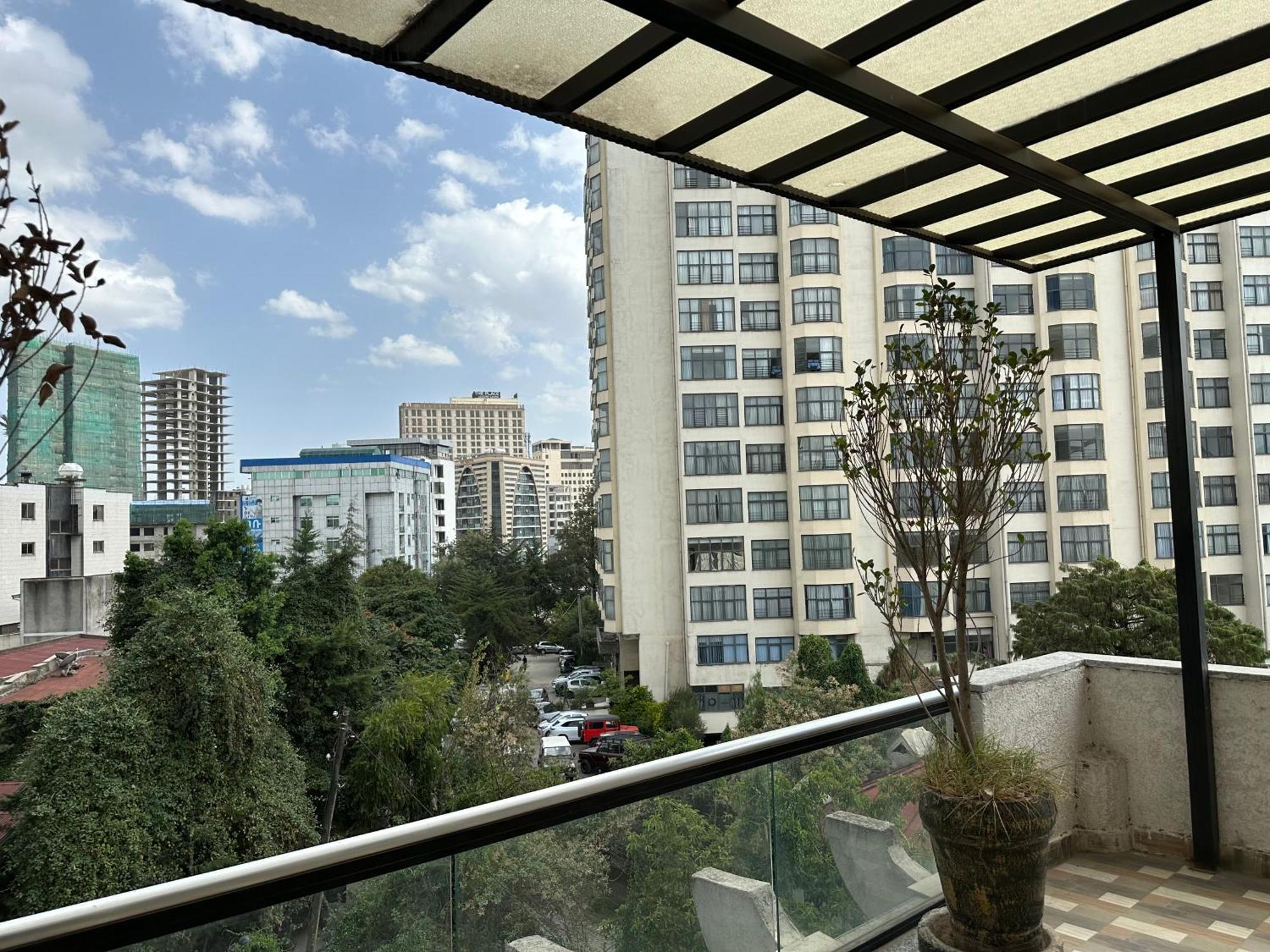 Social House Bed & Breakfast Addis Ababa Bagian luar foto